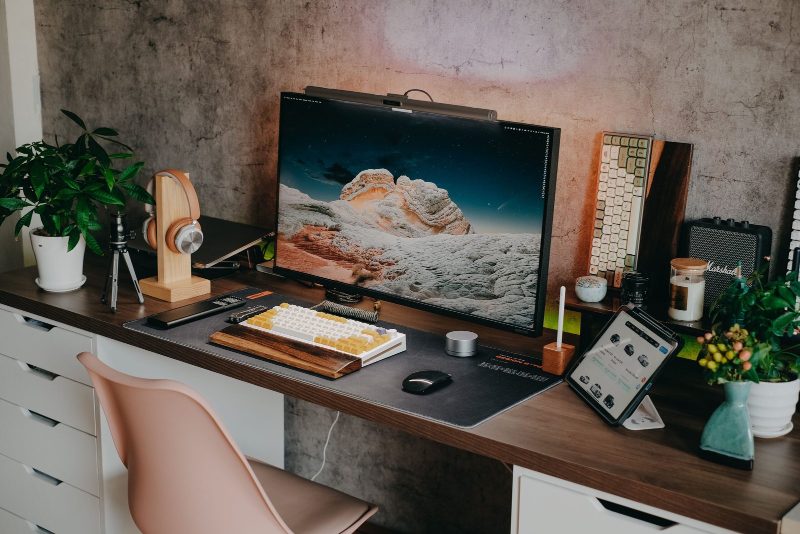 Multiple monitors in a modern home office setup